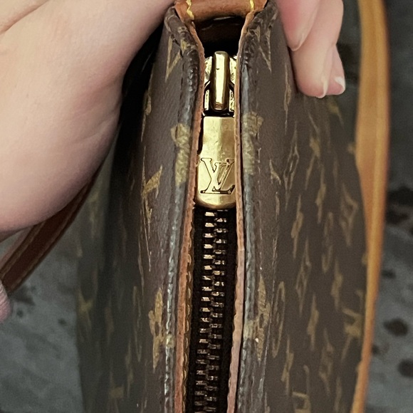 Authentic Louis Vuitton Drouot Crossbody Bag - Picture 4 of 8